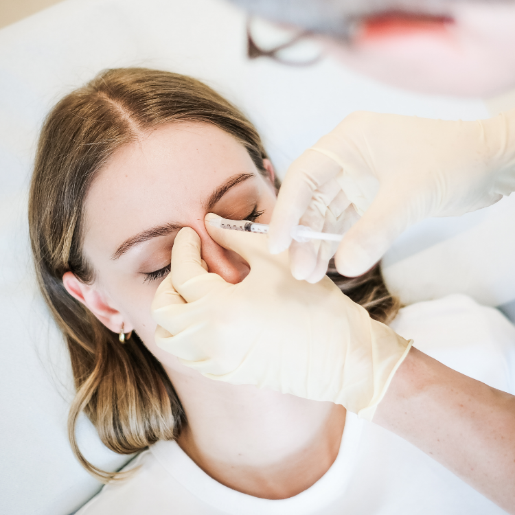 Ästhetische Behandlung bei Dr. Peter Seiringer: Frau erhält eine präzise Injektion zur Faltenreduktion oder Hautstraffung. Professionelle und sanfte ästhetische Dermatologie in vertrauensvoller Atmosphäre.