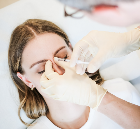 Ästhetische Behandlung bei Dr. Peter Seiringer: Frau erhält eine präzise Injektion zur Faltenreduktion oder Hautstraffung. Professionelle und sanfte ästhetische Dermatologie in vertrauensvoller Atmosphäre.